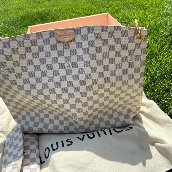 Graceful MM pink and white checkered hobo purse.
PLS DO NOT ASK ME TO SEND PICS - Picture 3 of 7